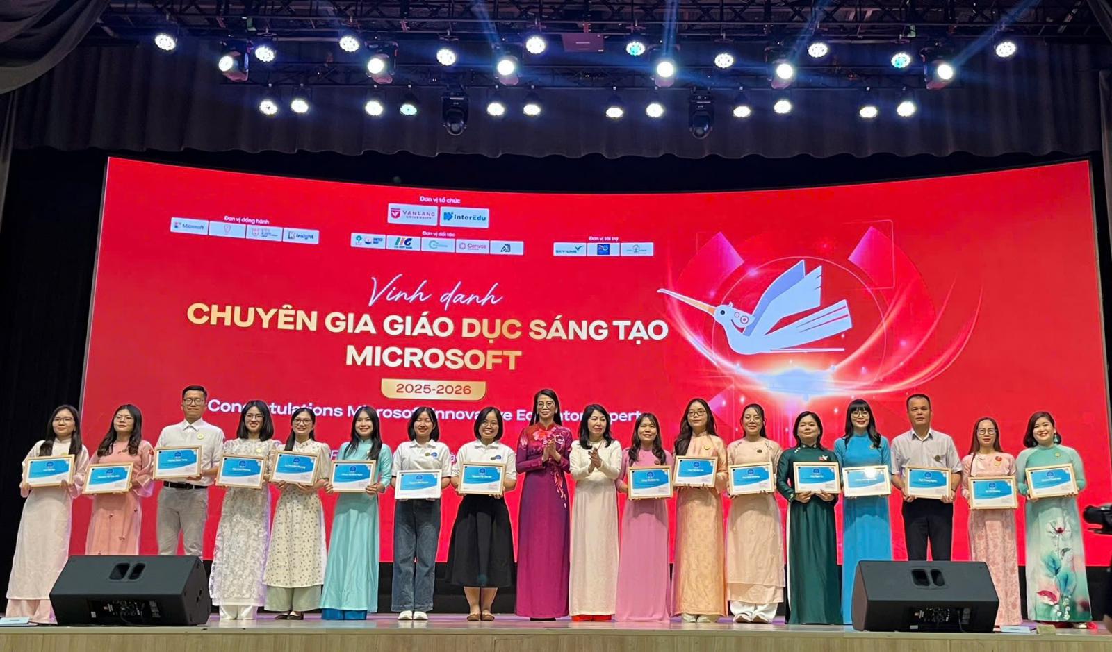 GIÁO VIÊN HỆ THỐNG GIÁO DỤC LÔ-MÔ-NÔ-XỐP ĐƯỢC VINH DANH TẠI NGÀY HỘI ĐỔI MỚI SÁNG TẠO GIÁO DỤC VIỆT NAM 2025–2026