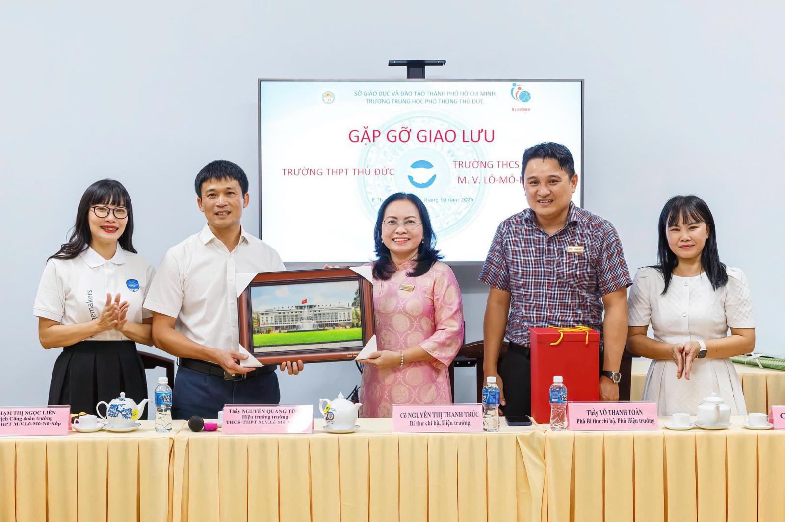 GIAO LƯU GIỮA TRƯỜNG THCS VÀ THPT M.V. LÔ-MÔ-NÔ-XỐP VÀ TRƯỜNG THPT THỦ ĐỨC