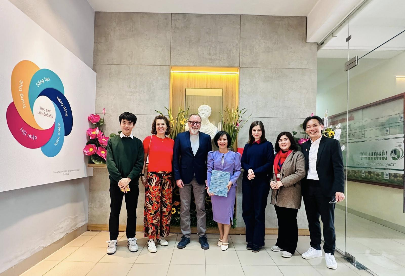 Trường THCS VÀ THPT M.V. Lô-mô-nô-xốp đón tiếp một số đoàn Đại học ứng dụng đến từ CHLB Đức