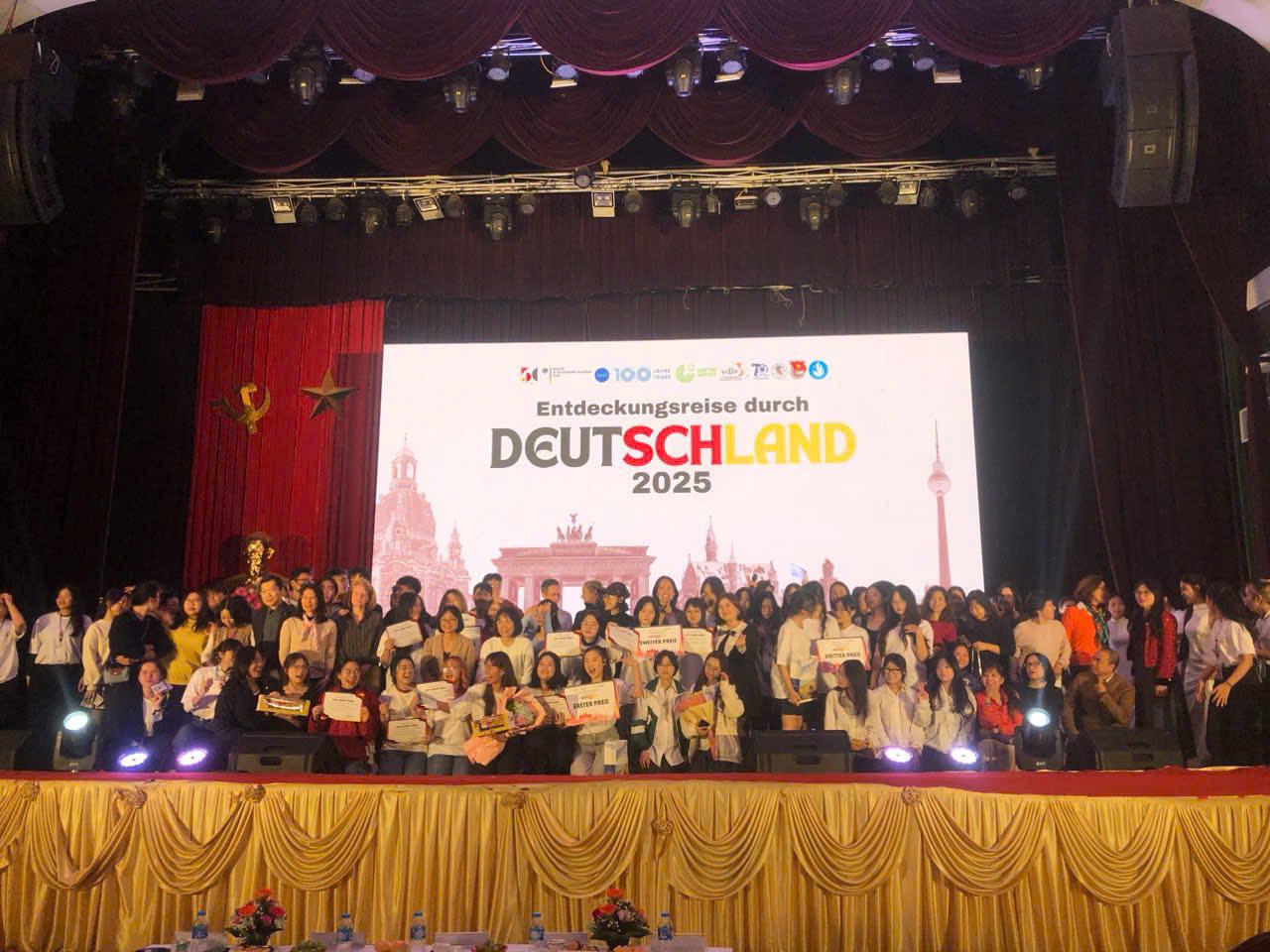 HỌC SINH HỆ THỐNG GIÁO DỤC LÔ-MÔ-NÔ-XỐP ĐẠT GIẢI NHÌ TRONG CUỘC THI TÌM HIỂU VỀ NƯỚC ĐỨC