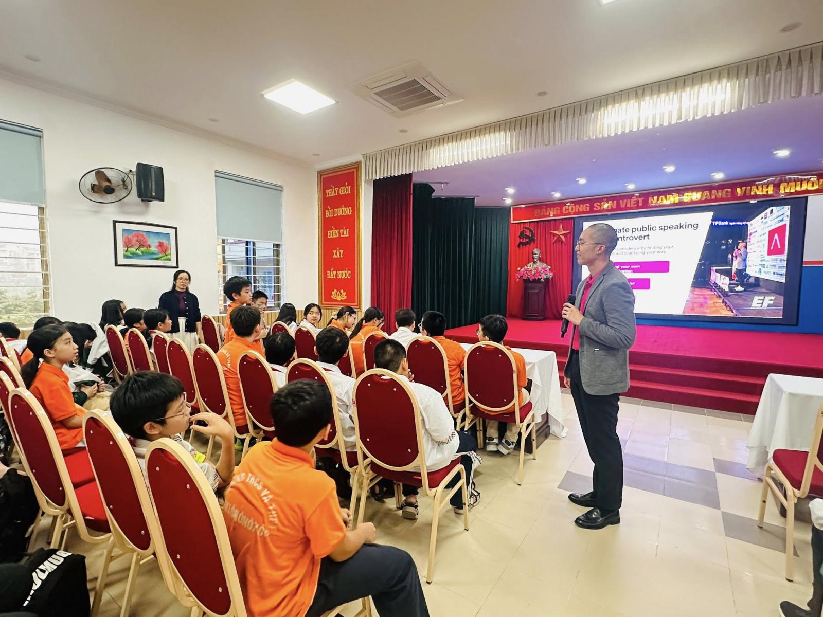 CLB NGOẠI NGỮ CỦA TRƯỜNG THCS VÀ THPT M.V. LÔ-MÔ-NÔ-XỐP THAM DỰ BUỔI HỘI THẢO CHUYÊN ĐỀ: STORYTELLING ADVENTURE - TRUYỀN CẢM HỨNG TRUYỀN TẢI THÔNG ĐIỆP BẰNG NGÔN NGỮ TIẾNG ANH CÙNG GIÁM ĐỐC EF VIỆT NAM