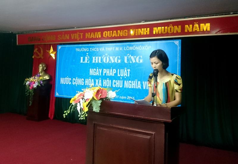 Thầy trò Trường THCS và THPT M.V. Lô-mô-nô-xốp hưởng ứng ngày Pháp luật Việt Nam