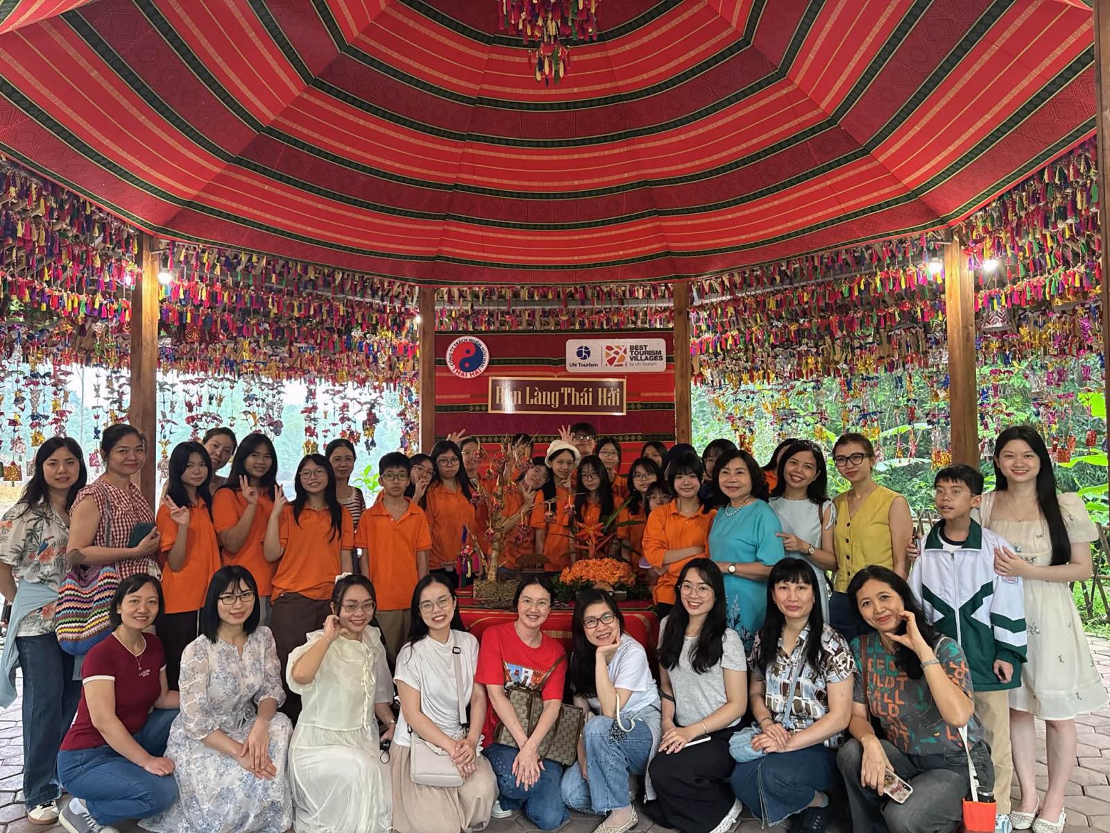 CHẠM VÀO “NẾP NHÀ” CỦA NGƯỜI TÀY, NÙNG
