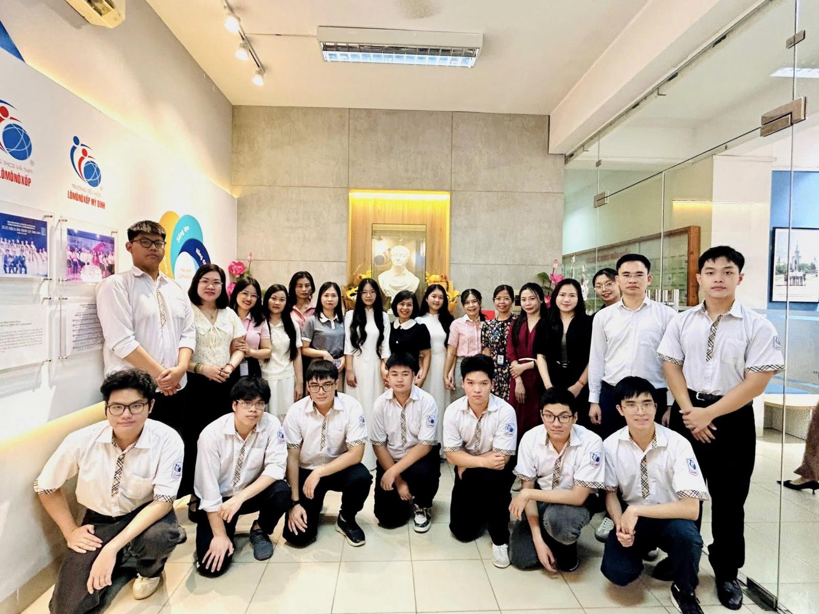 LỄ DÂNG HOA TƯỞNG NIỆM NHÀ BÁC HỌC M.V. LÔMÔNÔXỐP