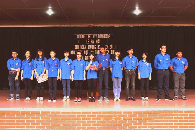 13 gương mặt Ban Chấp hành Đoàn TNCS Hồ Chí Minh Trường THPT M.V. Lômônôxốp nhiệm kì 2014 - 2015