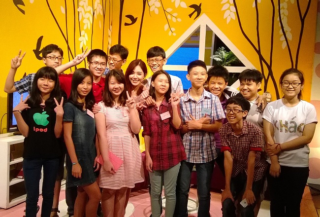 Học sinh Lômônôxốp tham gia chương trình Caro và Chấm bi của VTV6 Đài truyền hình Việt Nam