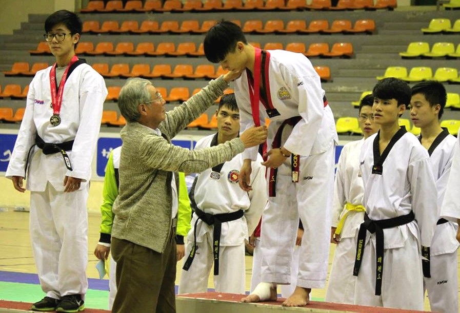 Học sinh Lê Anh Tuấn lớp 10H giành Huy chương Vàng Taekwondo tại Hội khỏe Phù Đổng toàn thành phố