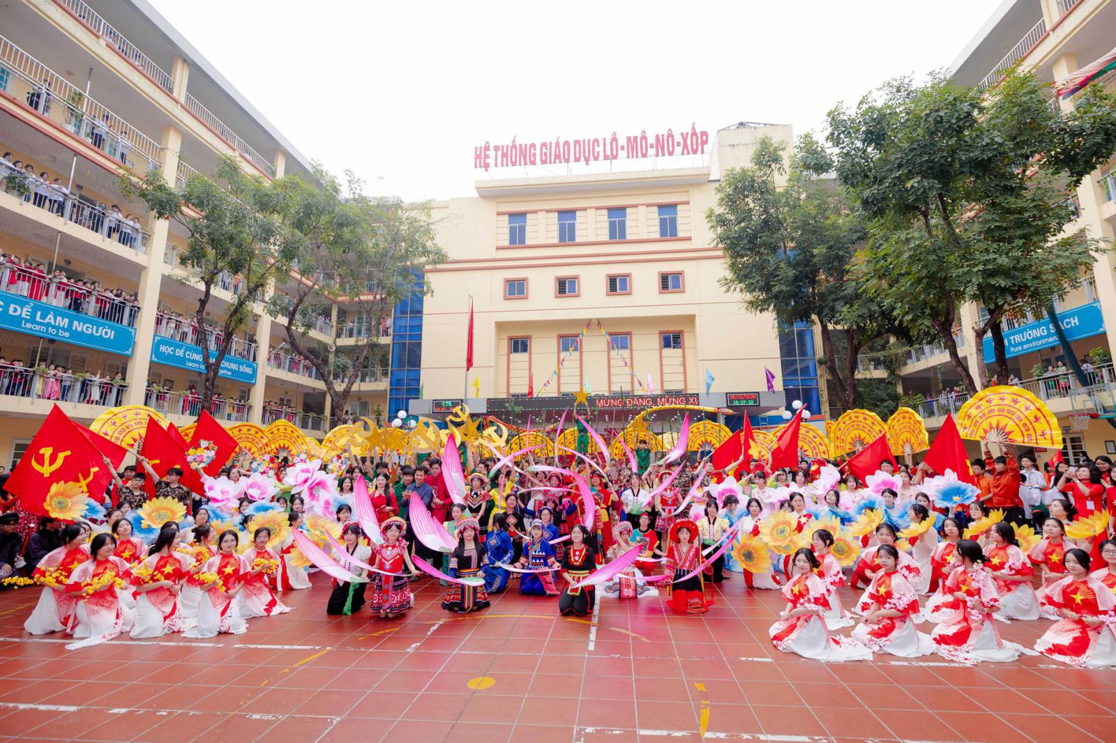 Cục trưởng Xuân Bắc trải nghiệm văn hóa dân tộc cùng học sinh