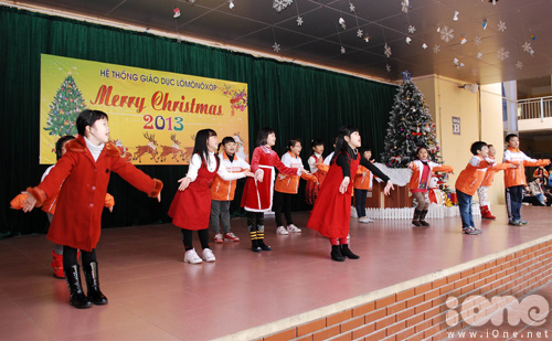 Hội chợ Giáng sinh sôi động của teens Lômônôxốp