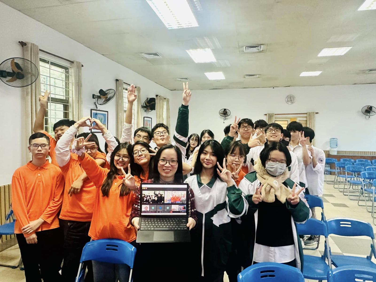 GIAO LƯU TRỰC TUYẾN GIỮA TRƯỜNG THCS VÀ THPT M.V. LÔ-MÔ-NÔ-XỐP VÀ TRƯỜNG THPT ĐÔNG OGAKI NHẬT BẢN