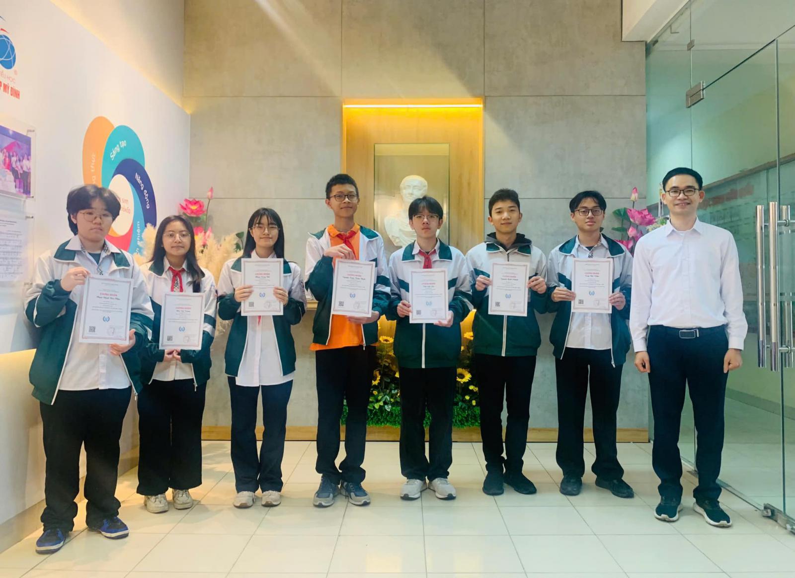 VINH DANH HỌC SINH ĐẠT GIẢI IOE – TIẾNG ANH QUA MẠNG CẤP QUẬN KHỐI THCS VÀ CẤP TRƯỜNG KHỐI THPT