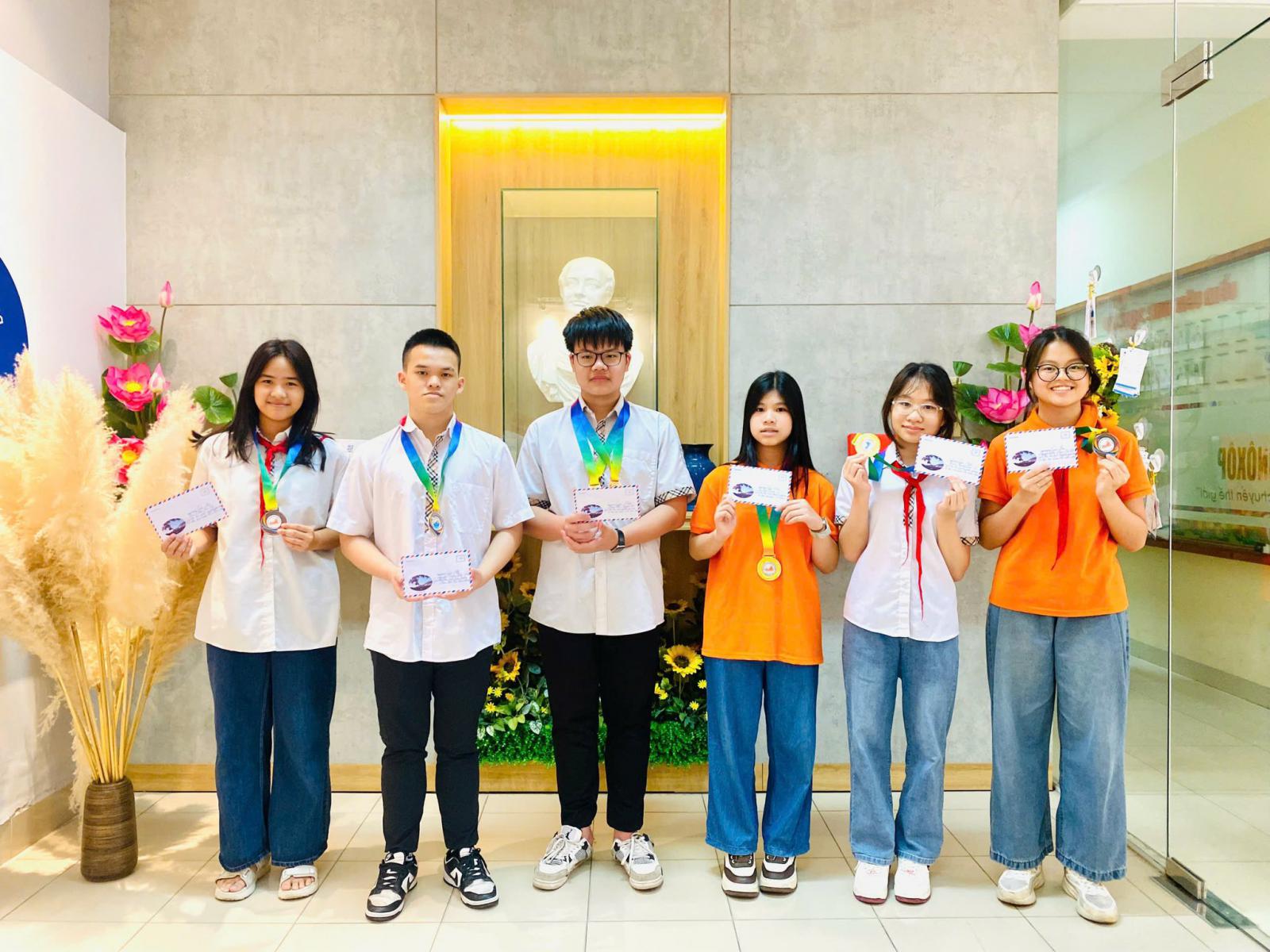 HỌC SINH TRƯỜNG THCS VÀ THPT M.V. LÔ-MÔ-NÔ-XỐP ĐẠT THÀNH TÍCH ẤN TƯỢNG TẠI GIẢI BƠI CẤP QUẬN NĂM 2025