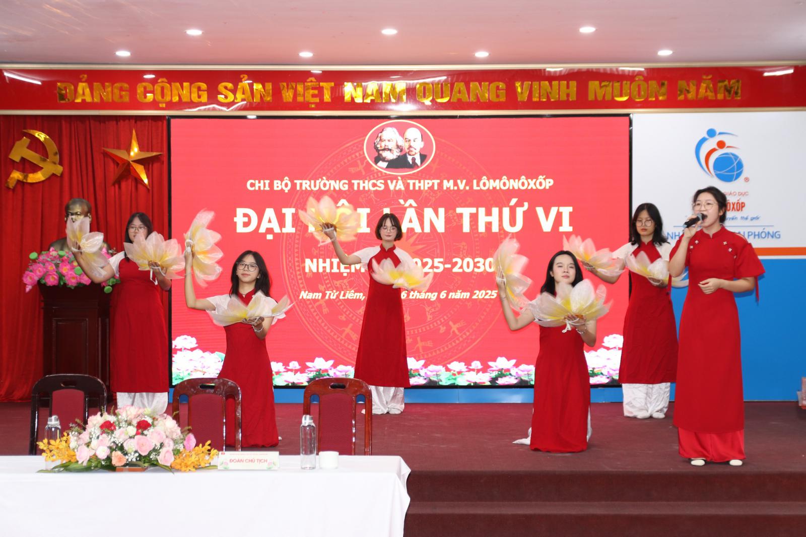 ĐẠI HỘI CHI BỘ TRƯỜNG THCS VÀ THPT M.V. LÔMÔNÔXỐP LẦN THỨ VI, NHIỆM KÌ 2025 – 2030 THÀNH CÔNG TỐT ĐẸP