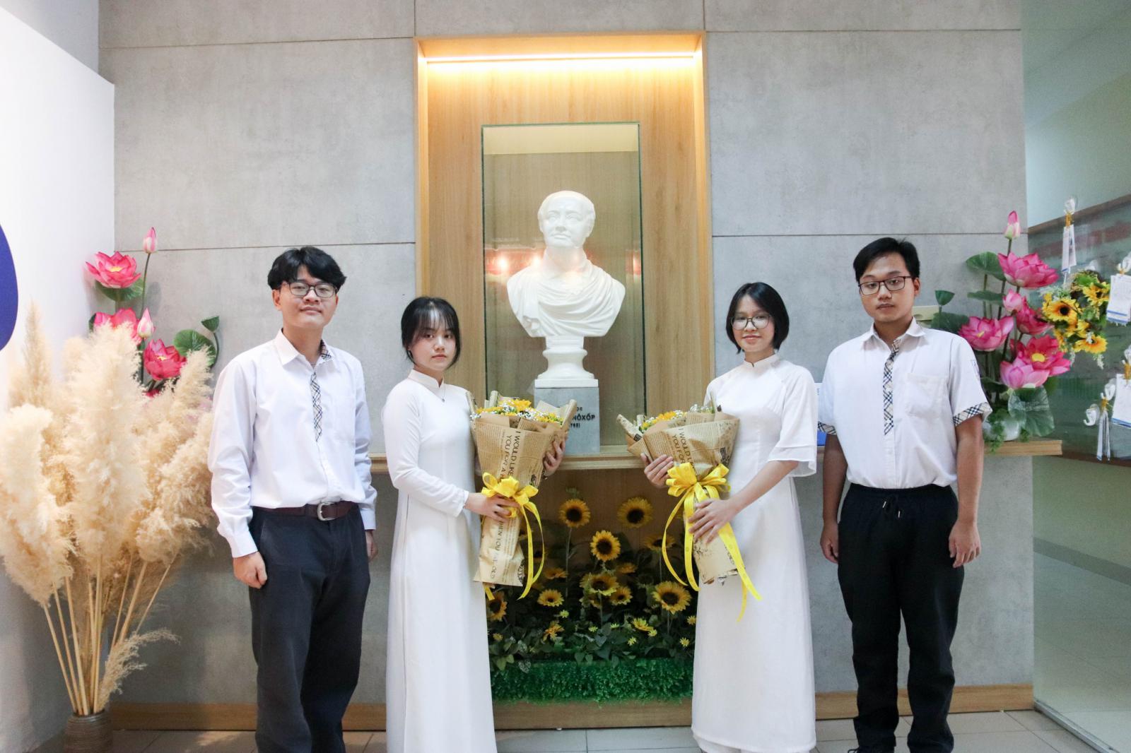 LỄ KẾT NẠP ĐẢNG VIÊN MỚI - NIỀM TỰ HÀO CỦA TUỔI TRẺ LÔ-MÔ-NÔ-XỐP