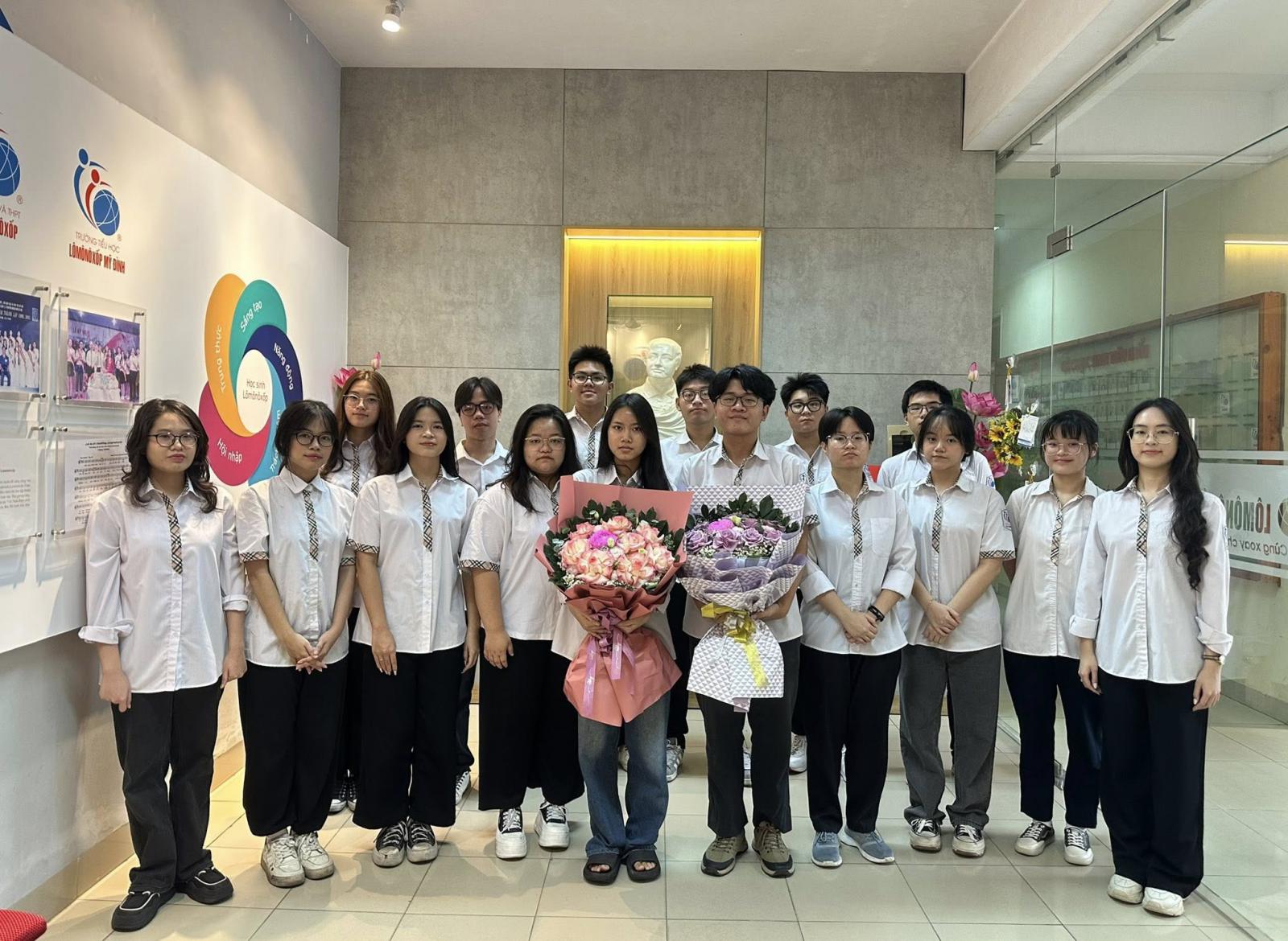 LỄ BÁO CÔNG VÀ DÂNG HOA CỦA HỌC SINH KHỐI 12 ĐẠT THÀNH TÍCH CAO TRONG KÌ THI TỐT NGHIỆP THPT NĂM 2025