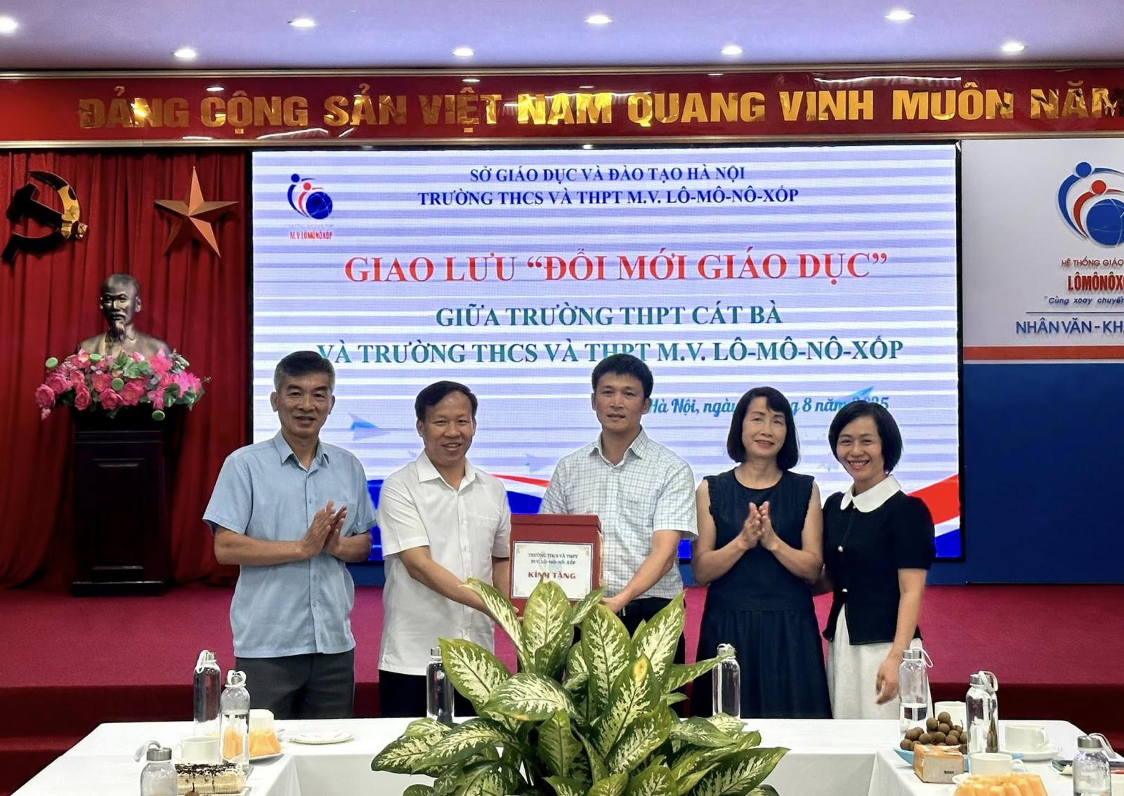 GIAO LƯU CHIA SẺ VỀ “ĐỔI MỚI GIÁO DỤC” GIỮA TRƯỜNG THCS VÀ THPT M.V. LÔ-MÔ-NÔ-XỐP VÀ TRƯỜNG THPT CÁT BÀ