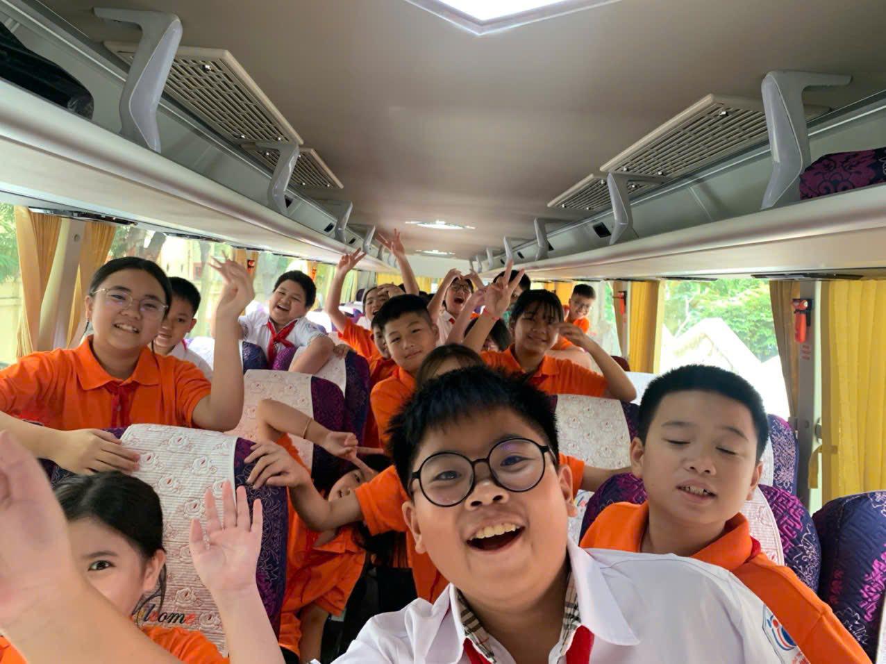 HỌC SINH KHỐI 6 HỌC KỸ NĂNG THOÁT HIỂM TRÊN Ô TÔ – CHỦ ĐỘNG BẢO VỆ BẢN THÂN!