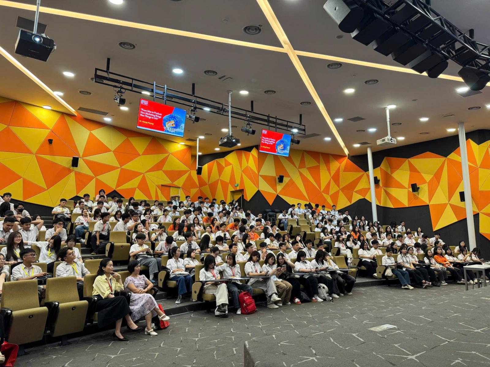 Hành trình trải nghiệm đáng nhớ của Khối 12