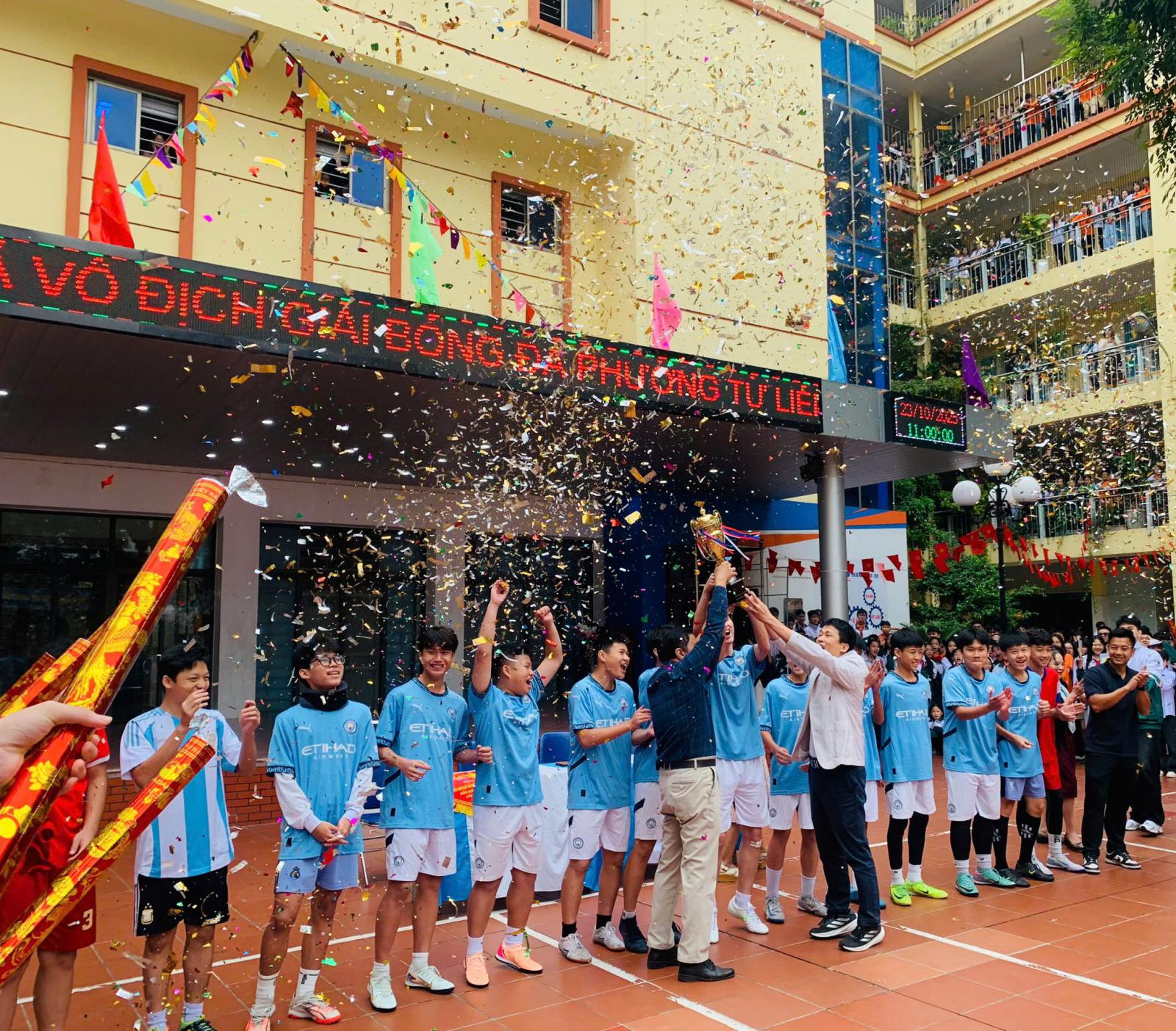 LÔ-MÔ-NÔ-XỐP VÔ ĐỊCH BÓNG ĐÁ PHƯỜNG TỪ LIÊM