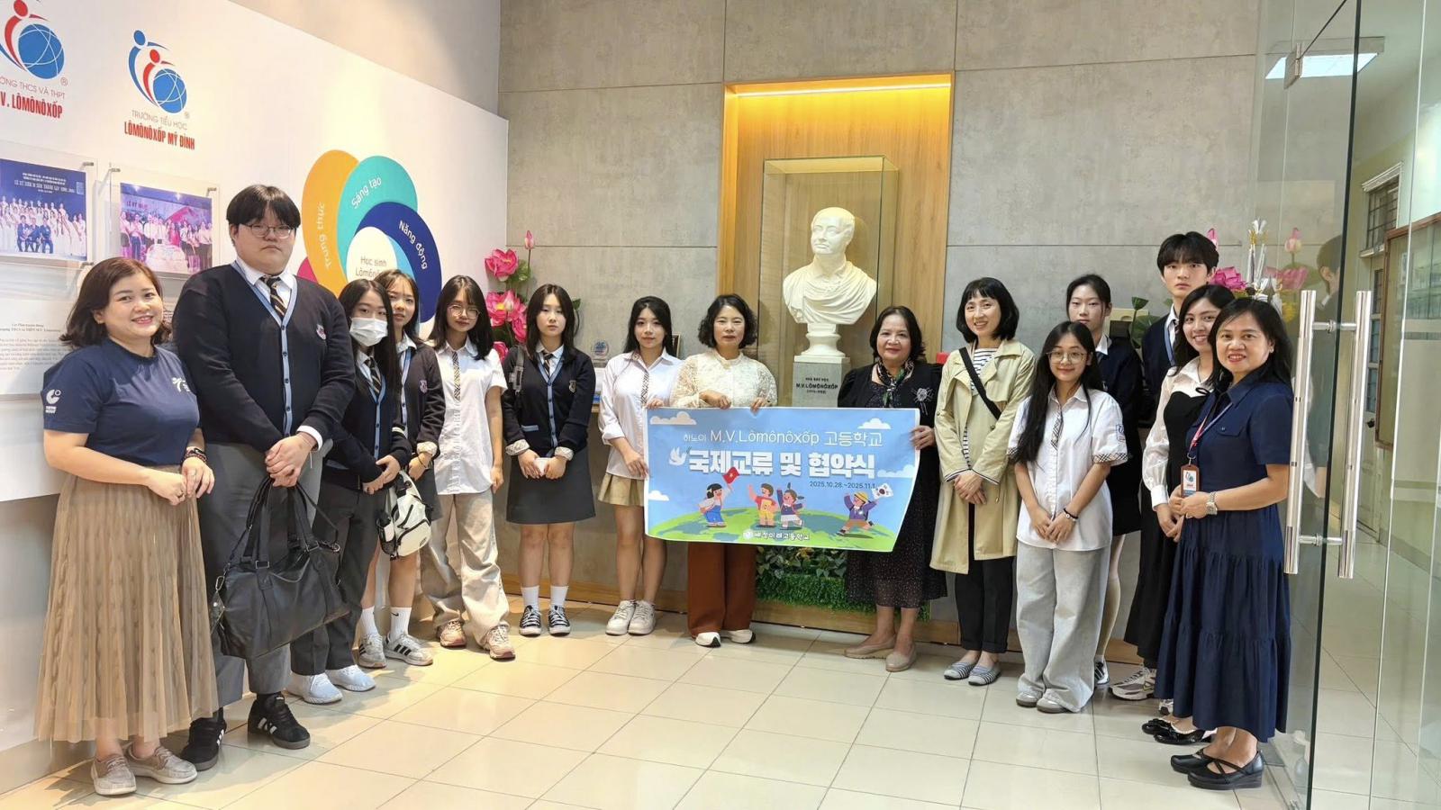 GIAO LƯU HỢP TÁC VĂN HÓA GIỮA TRƯỜNG THCS VÀ THPT M.V. LÔ-MÔ-NÔ-XỐP VÀ ĐOÀN TRƯỜNG BAEJEONG MIRAE (HÀN QUỐC)