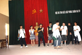 NIỀM VINH QUANG CỦA HỌC SINH TRƯỜNG LÔMÔNÔXÔP TẠI BUỔI GIAO LƯU CÂU LẠC BỘ PHÒNG CHỐNG MA TUÝ CỦA HỌC SINH THCS CỤM III